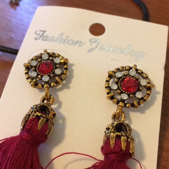 Earrings and a necklace ✅ - Picture 2 of 4